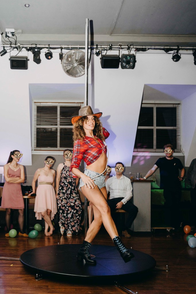 Tanzshow Cowgirl Pole dance